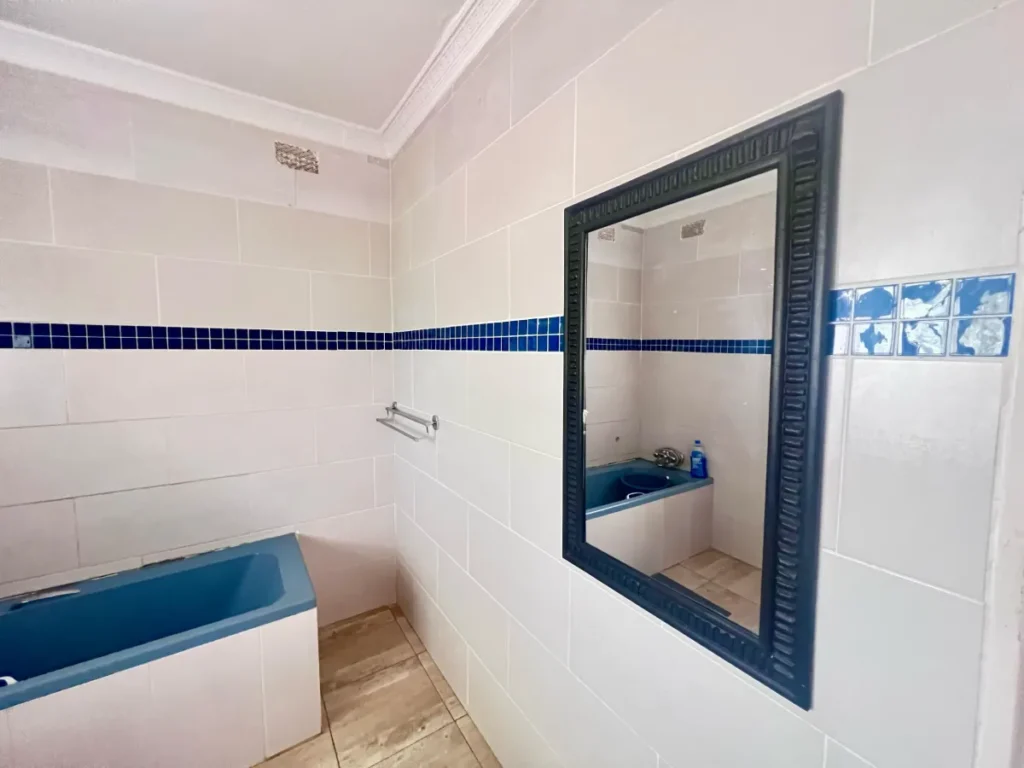 Warthog Guesthouse Ensuite Room Three