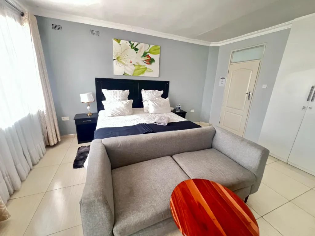 Warthog Guesthouse Ensuite Room Three