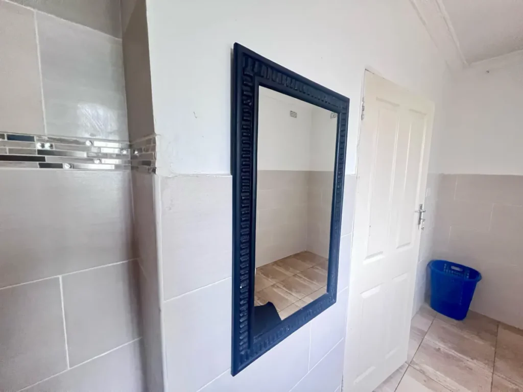 Warthog Guesthouse Ensuite Room Four