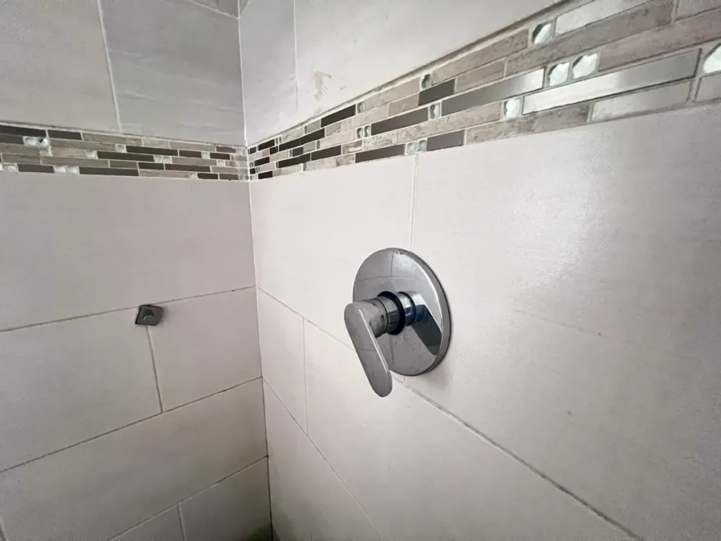Warthog Guesthouse Ensuite Room Four