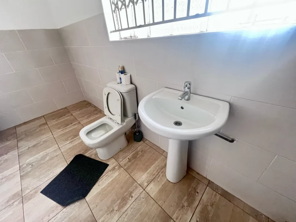 Warthog Guesthouse Ensuite Room Four